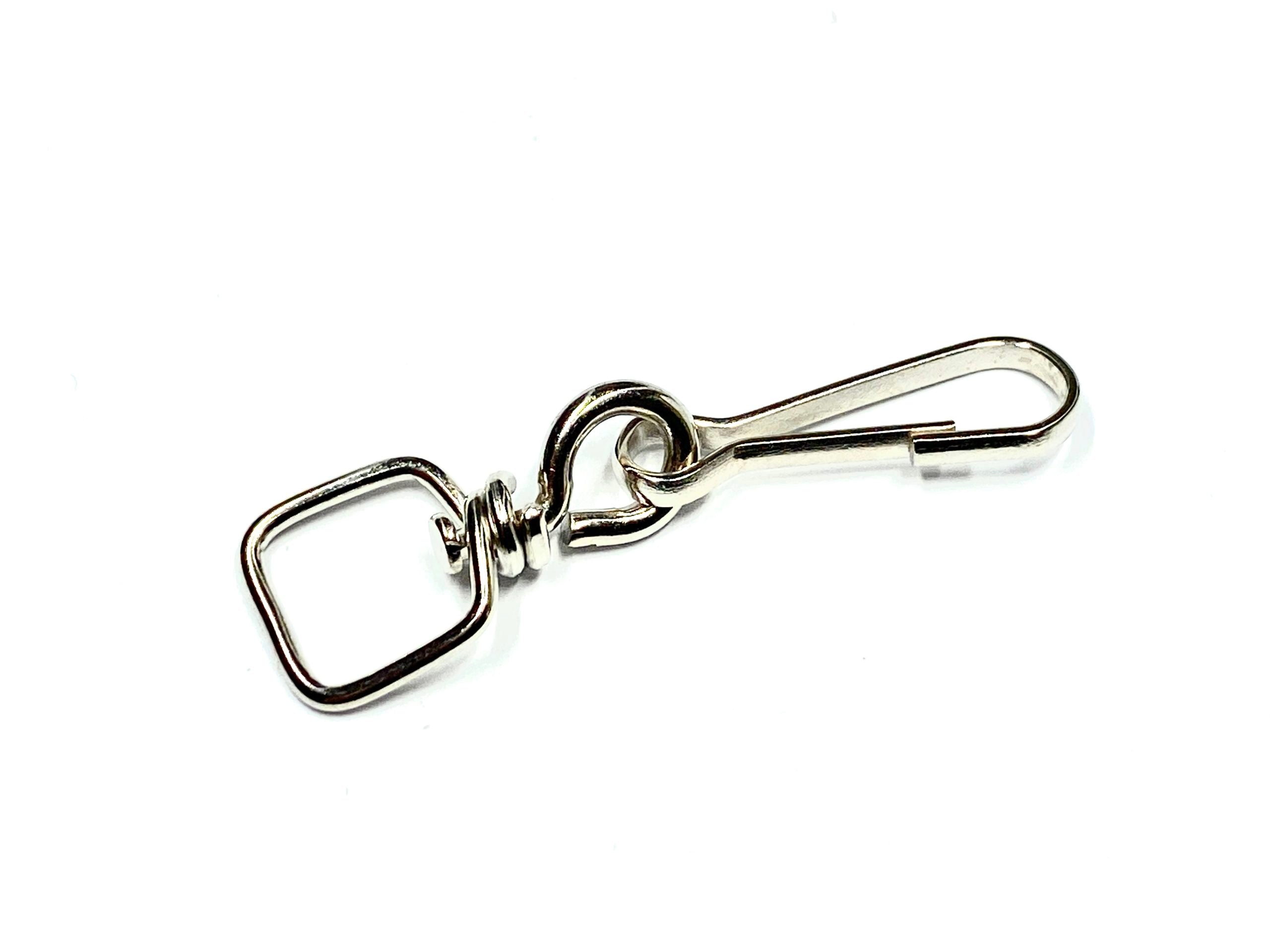 Bandola con argolla giratoria y mosquetón de alambre, acabado nikel (plateado), con mosqueton de 25 mm y 47 mm de largo total, con paso para cinta de 10 mm. Ideal para mochilas, gafetes y accesorios metálicos. Bandola con argolla giratoria y mosquetón de alambre, acabado nikel (plateado), con mosqueton de 25 mm y 47 mm de largo total, con paso para cinta de 10 mm. Ideal para mochilas, gafetes y accesorios metálicos.